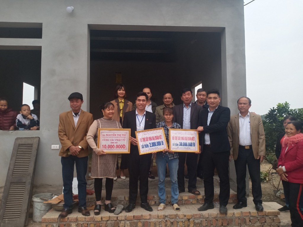 Trao tặng nhà đại đoàn kết cho hộ nghèo tại xã Mai&nbsp;Trung