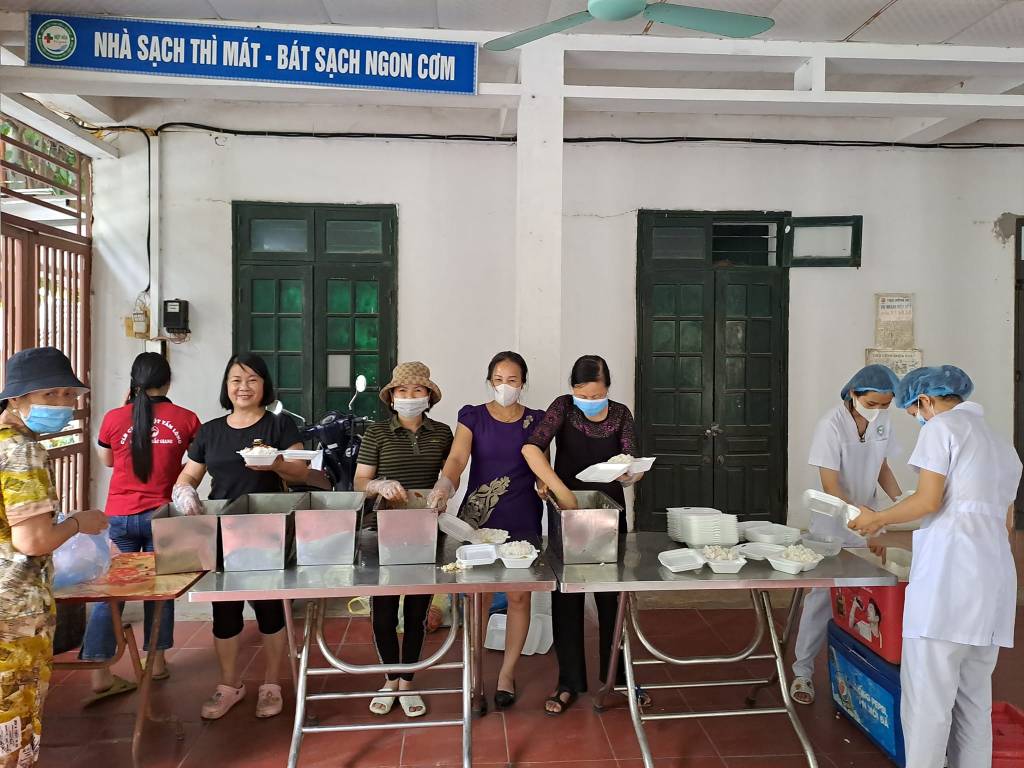 CLB Chung một tấm lòng phát cơm miễn phí tại TT Y tế&nbsp;huyện