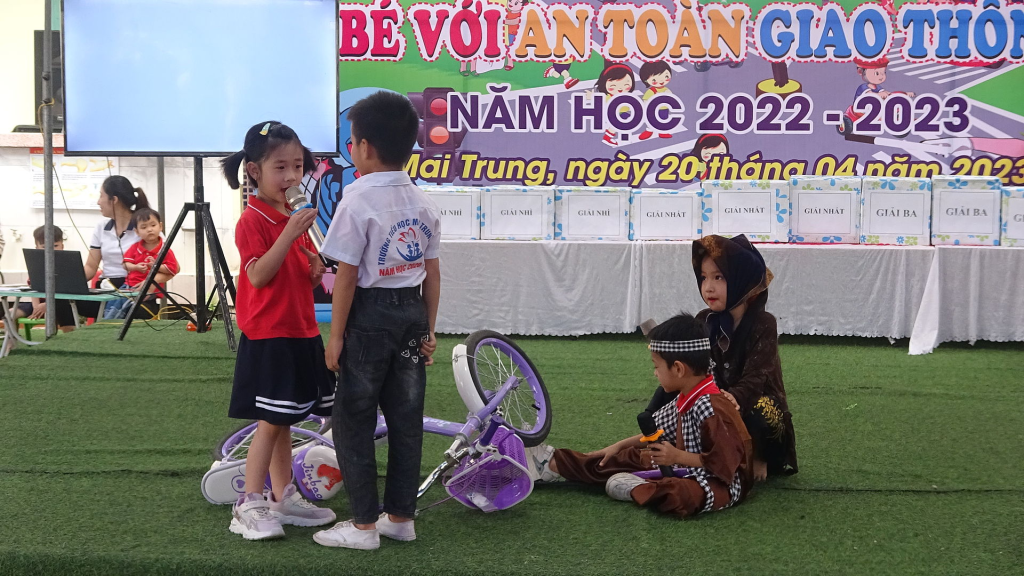 Tưng bừng hoạt động trải nghiệm “Bé với An toàn giao thông” ở trường Mầm non Mai Trung số&nbsp;2