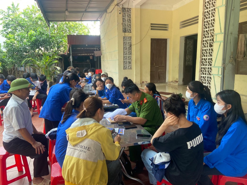 Hiệp Hòa: Đồng loạt ra quân hỗ trợ người dân kích hoạt tài khoản định danh điện&nbsp;tử