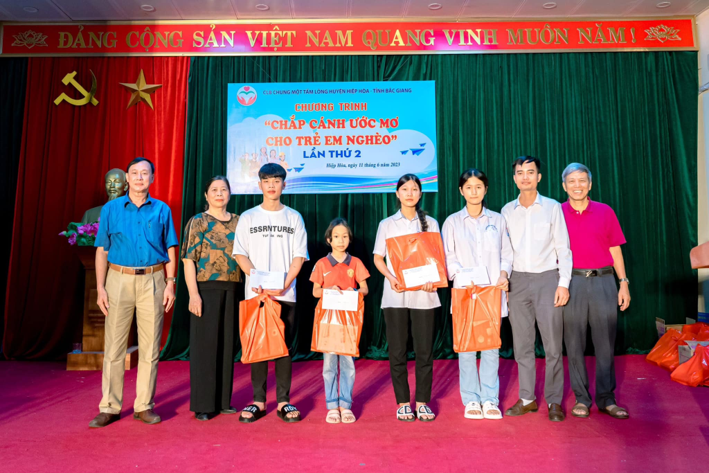 CLB Chung một tấm lòng tổ chức chương trình ” Chắp cánh ước mơ cho trẻ em nghèo” lần thứ&nbsp;2