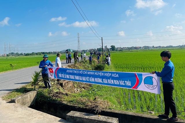Hiệp Hoà: Ngày cao điểm “Chiến sỹ tình nguyện chung tay xây dựng Nông thôn mới” và Ngày chủ nhật&nbsp;xanh