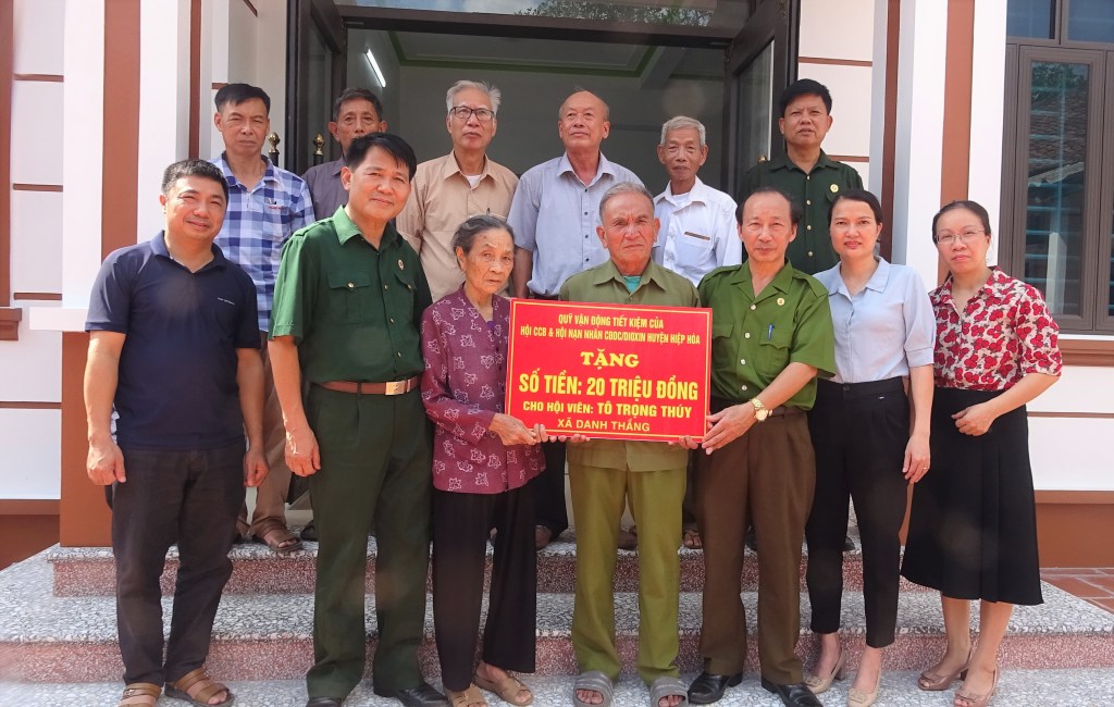 Hiệp Hoà: Hội Nạn Nhân chất độc da cam huyện, trao xe lăn và hỗ trợ kinh phí xây dựng nhà ở cho đối tượng khó&nbsp;khăn.