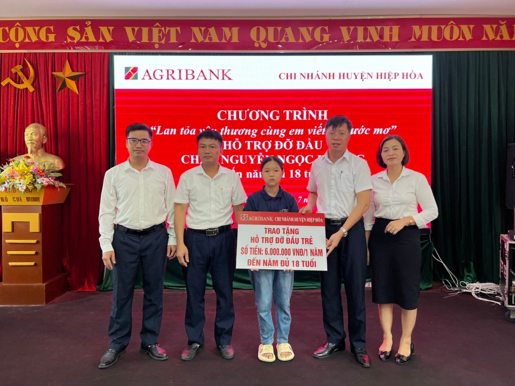 Agribank Hiệp Hòa trao tặng tiền, hỗ trợ đỡ đầu trẻ em&nbsp;nghèo