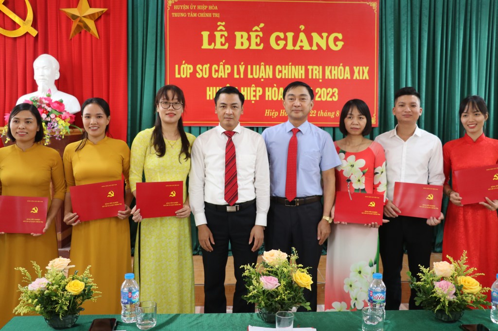 Hiệp Hoà: Bế giảng lớp Sơ cấp Lý luận Chính trị khóa&nbsp;XIX