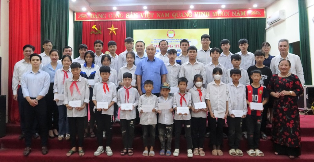 Hội Khuyến học Hiệp Hoà: Tổ chức Chương trình tặng quà cho các em học sinh nghèo có hoàn cảnh khó khăn vươn lên học giỏi trên địa bàn&nbsp;huyện.