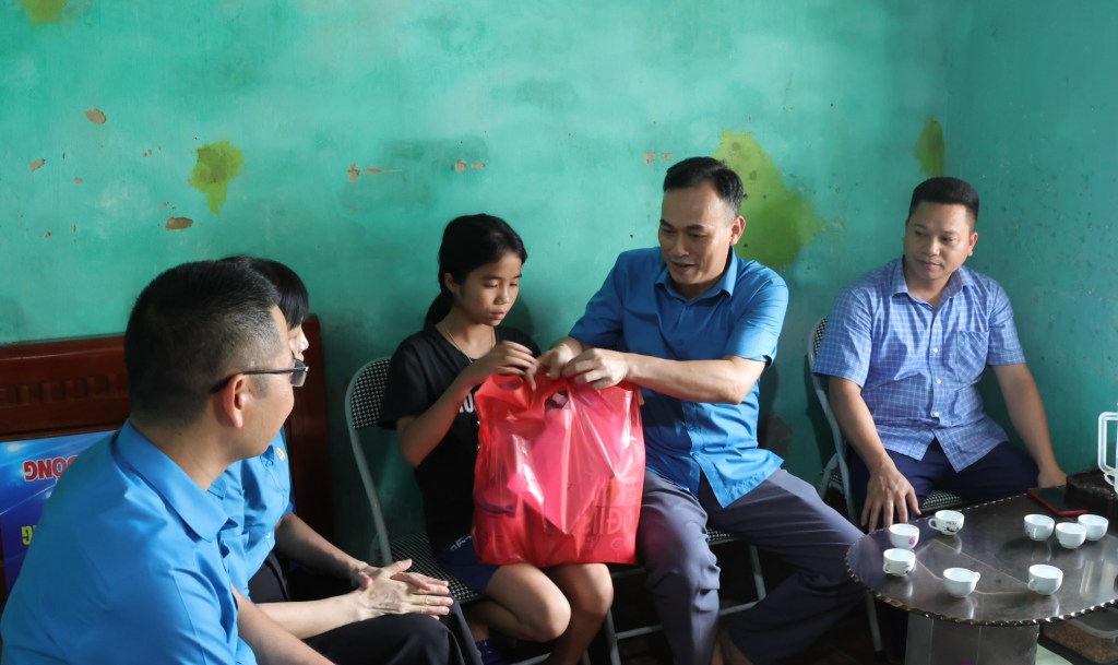 BCH Liên đoàn lao động huyện Hiệp Hòa nhận đỡ đầu, chăm sóc trẻ em mồ&nbsp;côi