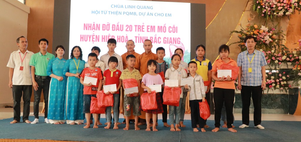 Thêm 20 trẻ mồ côi, hoàn cảnh khó khăn đặc biệt ở Hiệp Hòa được nhận đỡ&nbsp;đầu