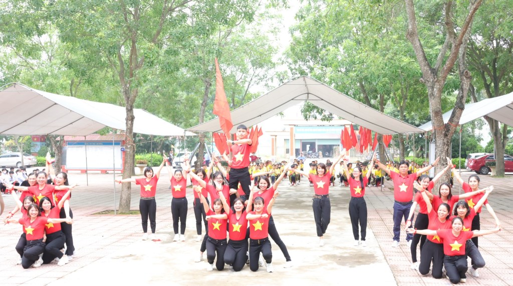 Hiệp Hoà: Đồng chí Hoàng Văn Tri dự Ngày hội toàn dân BVANTQ tại trường THPT Hiệp Hòa số&nbsp;4