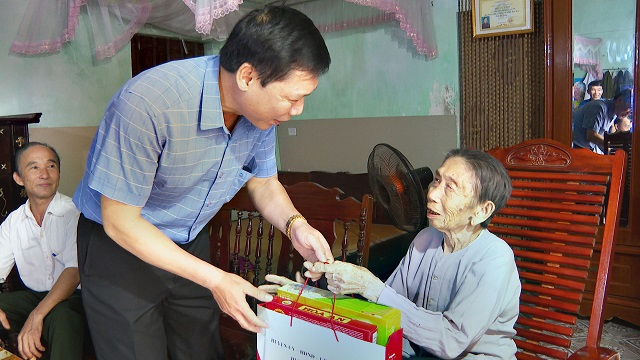 Hiệp Hoà: Bí thư huyện ủy Ngô Tiến Dũng thăm, tặng quà người cao tuổi trên địa bàn&nbsp;huyện