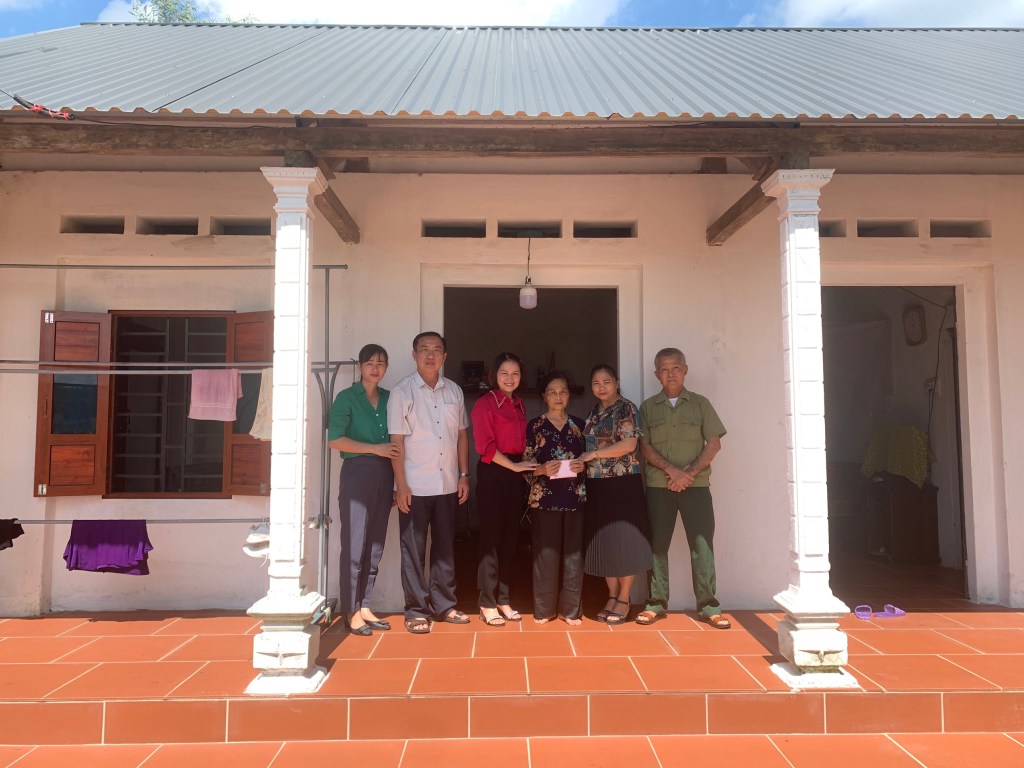 Ủy ban MTTQ xã Hoàng An trao tiền hỗ trợ xây dựng nhà ở cho hộ&nbsp;nghèo.