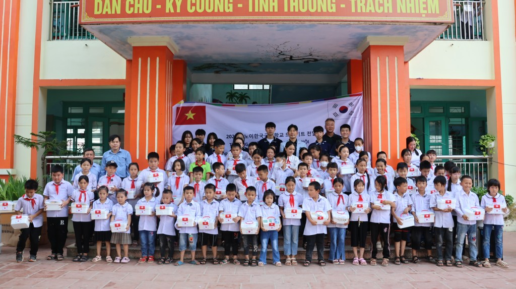 Hiệp Hoà: 240 học sinh khó khăn ở xã Hương Lâm được tặng hộp thuốc y&nbsp;tế