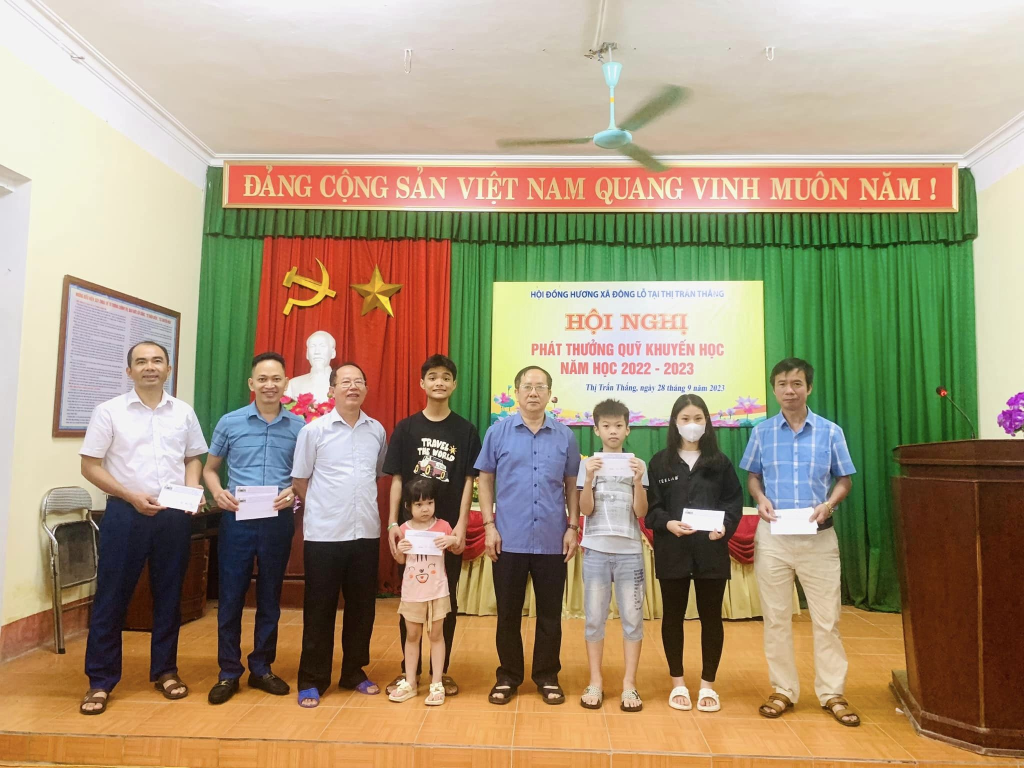 Hội đồng hương xã Đông Lỗ tại Thị trấn Thắng trao thưởng Quỹ Khuyến&nbsp;học