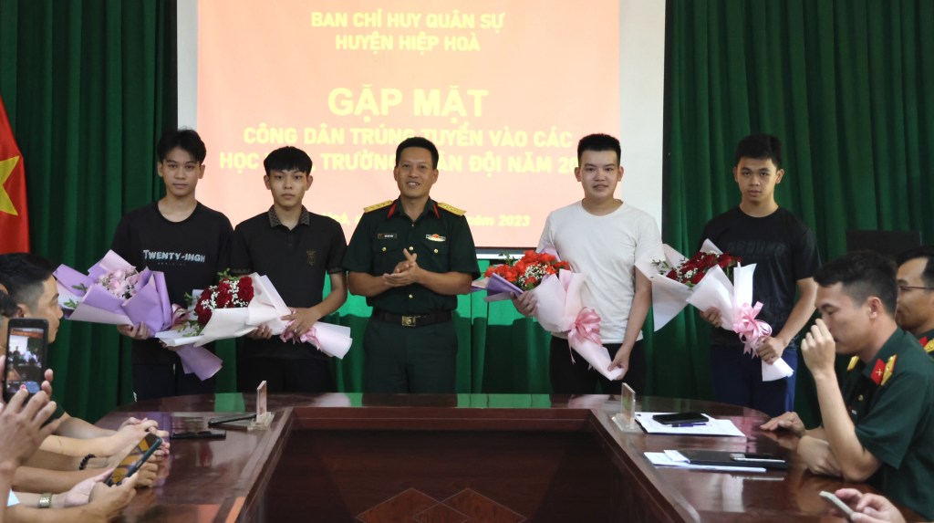 Hiệp Hòa gặp mặt công dân trúng tuyển vào các học viện, trường quân đội năm&nbsp;2023