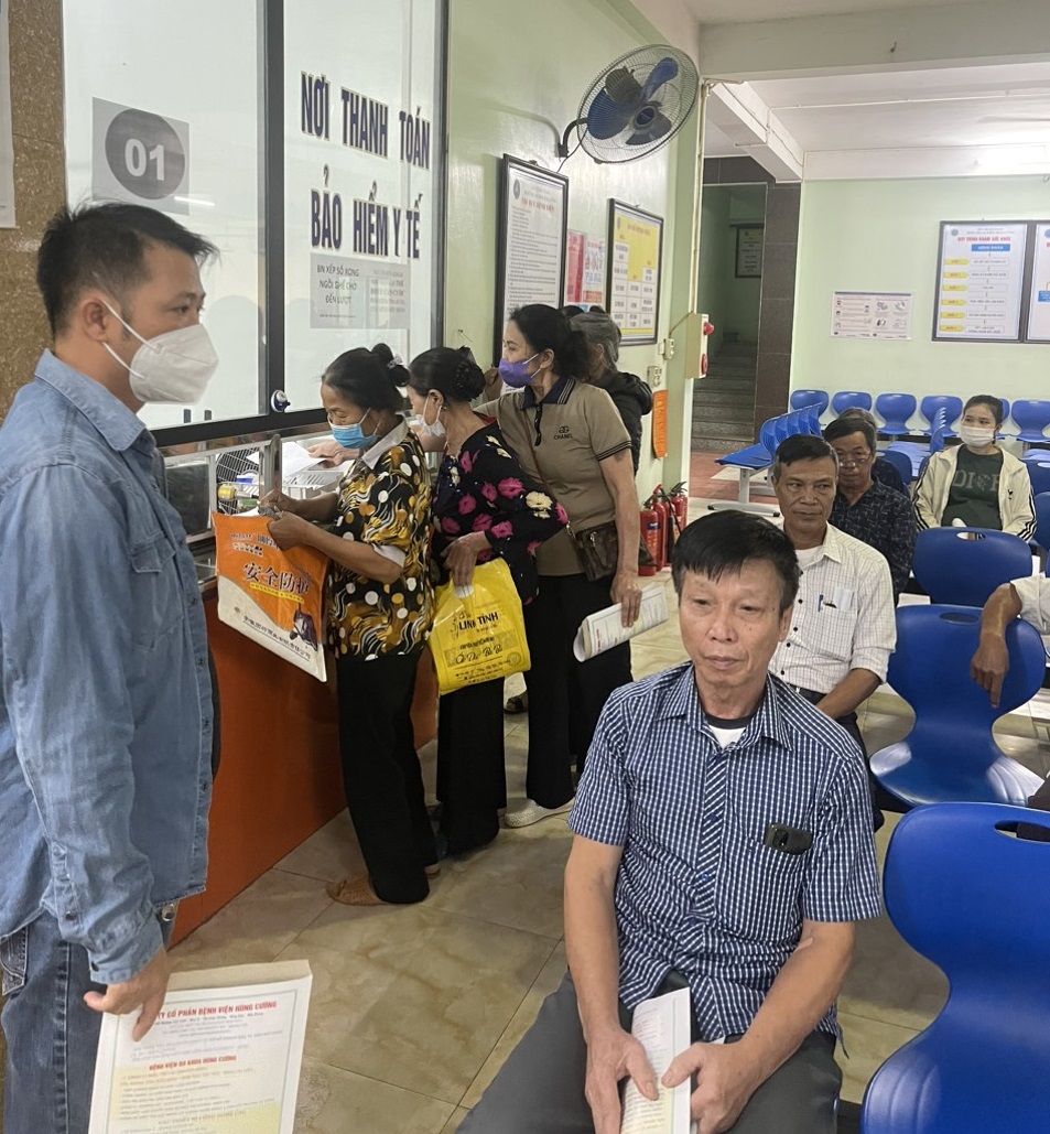 Hiệp Hoà: Thị trấn Thắng tổ chức khám bệnh, tặng quà cho Hội viên Người cao tuổi.               