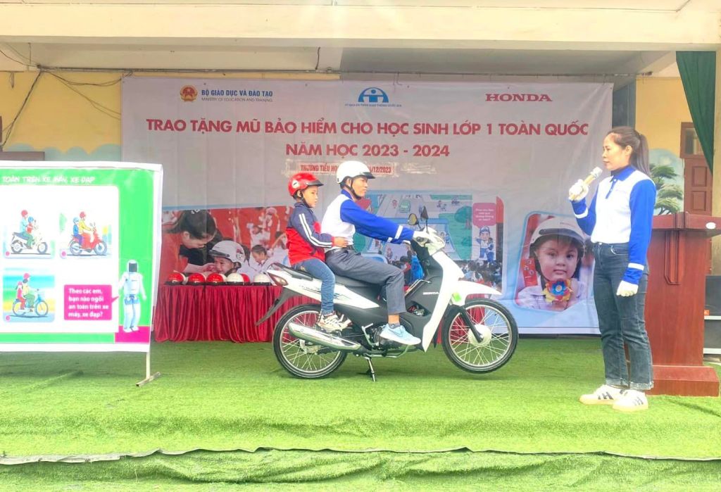 HEAD Honda Đông Ngàn tổ chức trao tặng mũ bảo hiểm và đào tạo&nbsp;LXAT
