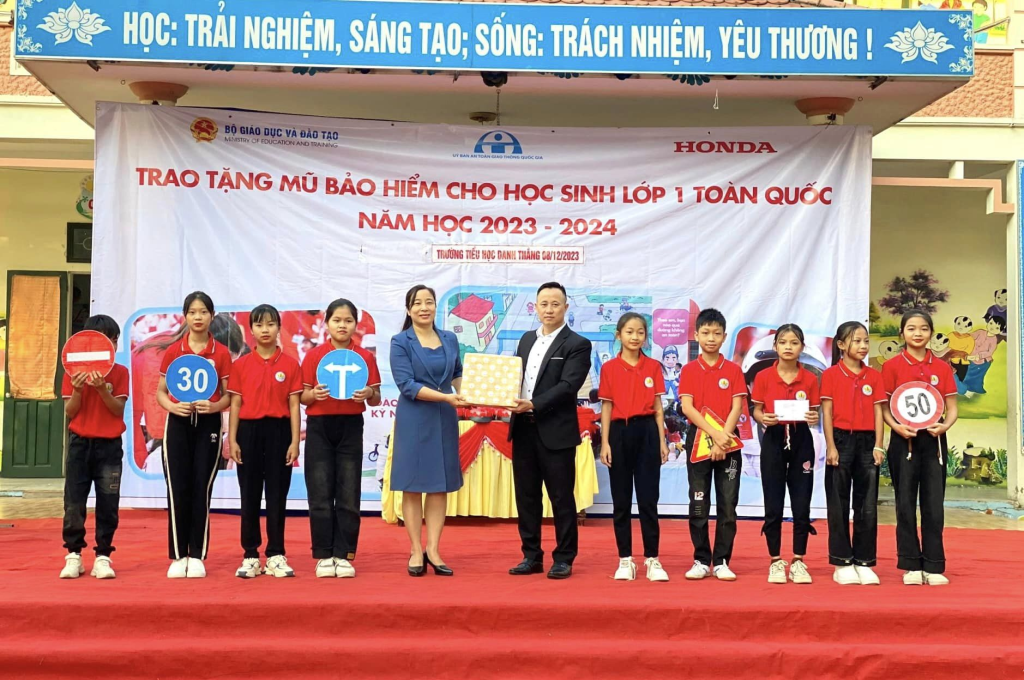 Công ty Honda Đông Ngàn trao tặng 237 mũ bảo hiểm cho học sinh lớp 1 của trường TH Danh&nbsp;Thắng