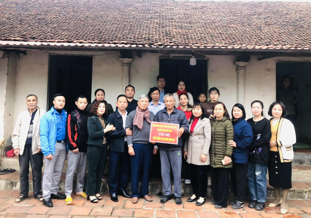 CLB Chung một tấm lòng trao tiền ủng hộ gia đình đặc biệt khó khăn ở xã Hợp&nbsp;Thịnh