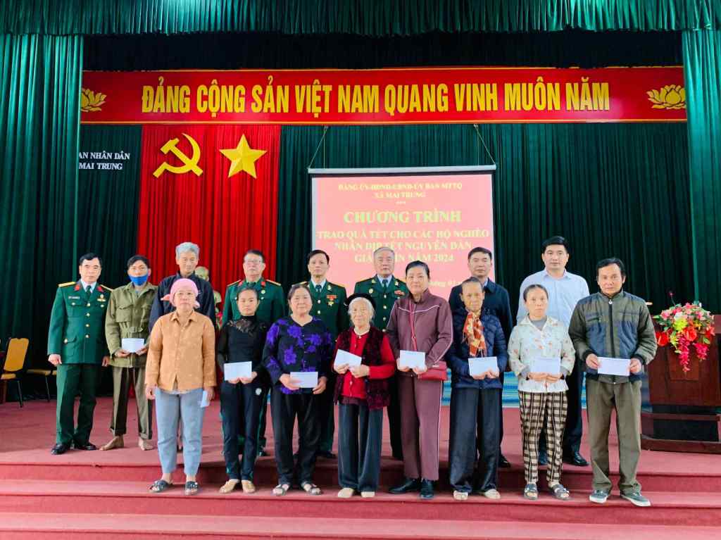 Câu lạc bộ sỹ quan cao cấp huyện Hiệp Hòa phối hợp Công ty TNHH VSIP chi nhánh  Hiệp Hòa tặng quà tết cho hộ nghèo xã Mai&nbsp;Trung