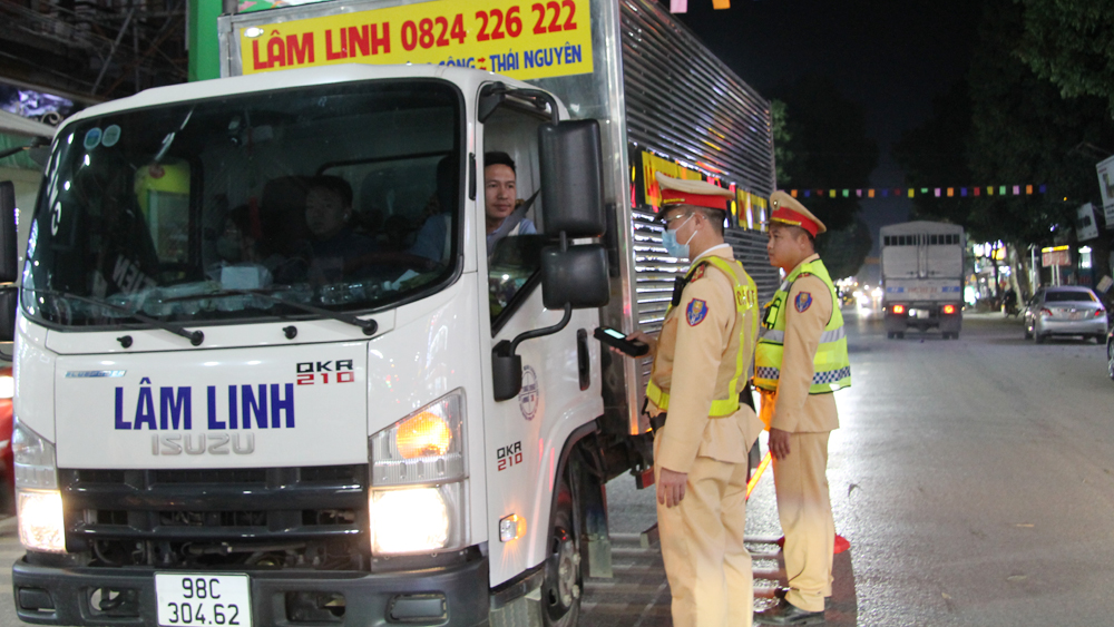 Cảnh sát giao thông Hiệp Hòa kiểm tra nồng độ cồn xuyên đêm, xuyên&nbsp;Tết