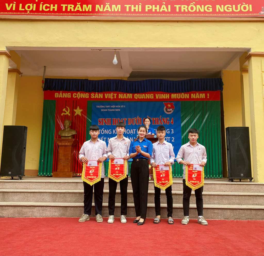 TRAO GIẢI BÓNG ĐÁ NAM HỌC SINH CHÀO MỪNG 93 NĂMNGÀY THÀNH LẬP ĐOÀN TNCS HỒ CHÍ MINH (26/3/1931-26/3/2024)