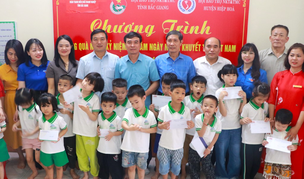 Hiệp Hoà: Trao yêu thương đến người khuyết tật, những hoàn cảnh khó&nbsp;khăn