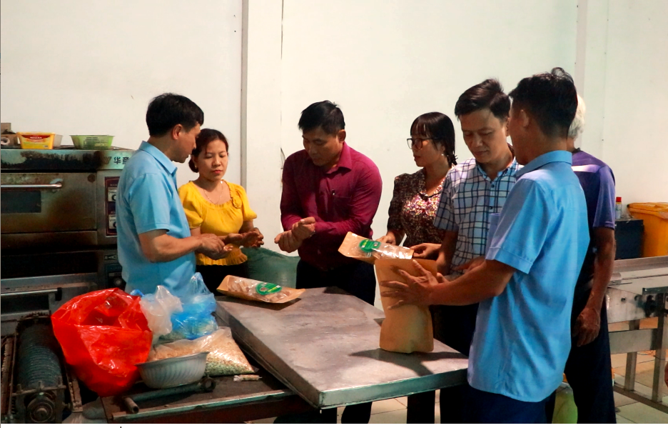 Hiệp Hoà: Phó Chủ tịch Thường trực UBND huyện Nguyễn Xuân Thảo thăm một số mô hình sản xuất tiêu&nbsp;biểu