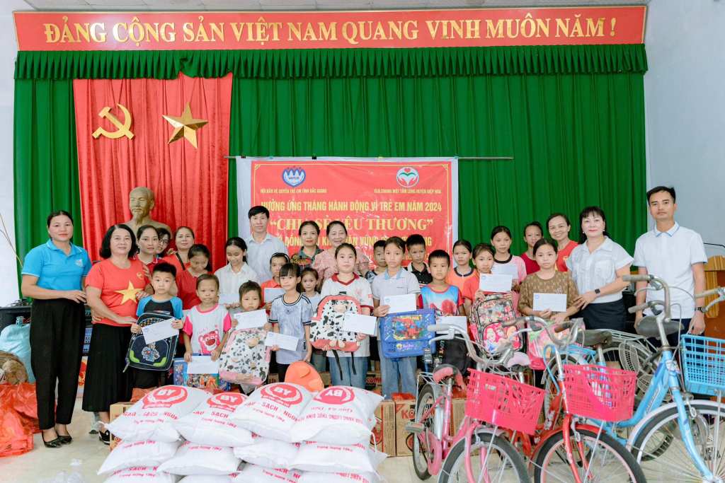 CLB Chung một tấm lòng trao quà cho trẻ em nghèo xã An Lạc ( Sơn&nbsp;Động)