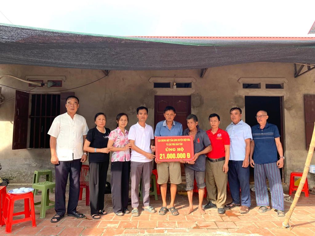 CLB Chung một tấm lòng trao tiền ủng hộ gia đình đặc biệt khó khăn ở Thị trấn Bắc&nbsp;Lý
