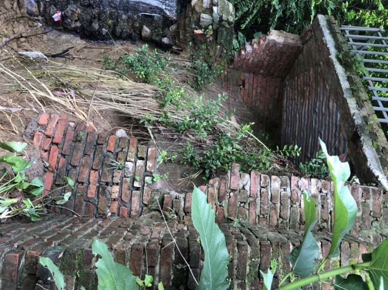 Khẩn cấp khắc phục sự cố sạt lở cống xả và gãy goong cánh cống qua đê (thuộc địa bàn xã Xuân Cẩm-Hiệp&nbsp;Hoà)