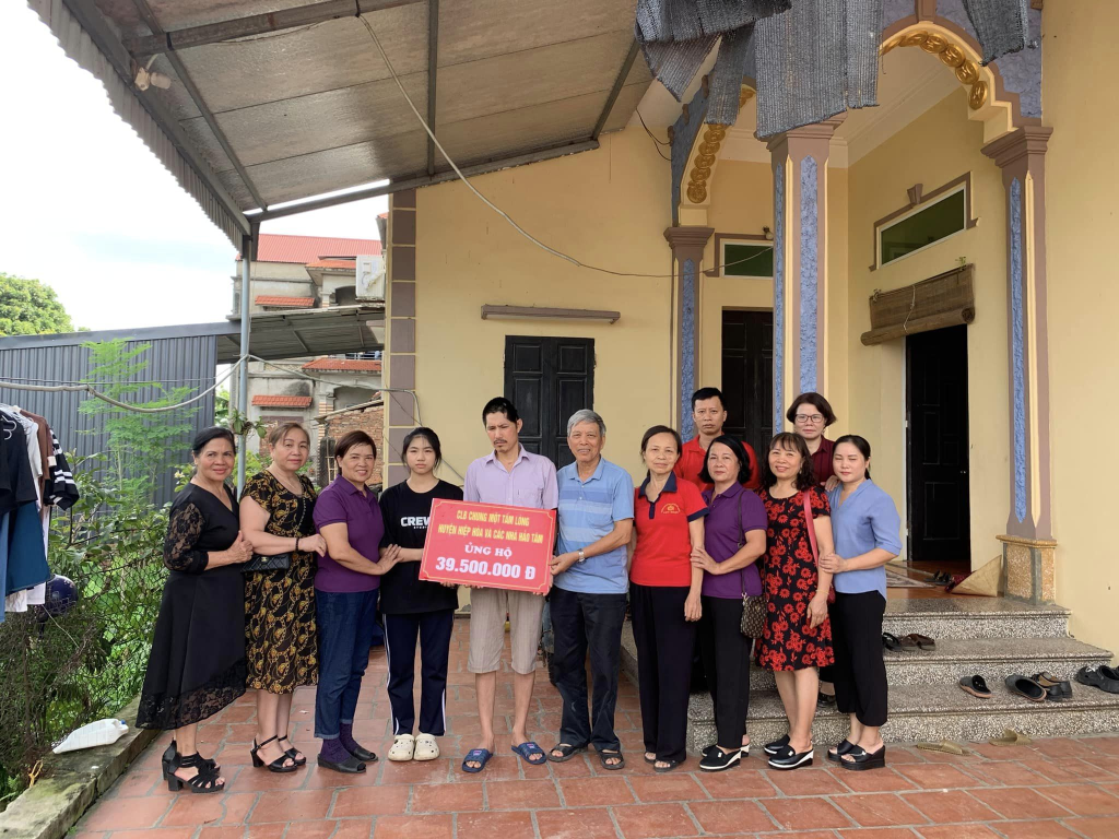 CLB Chung một tấm lòng trao tiền ủng hộ gia đình đặc biệt khó khăn tại xã Mai&nbsp;Đình