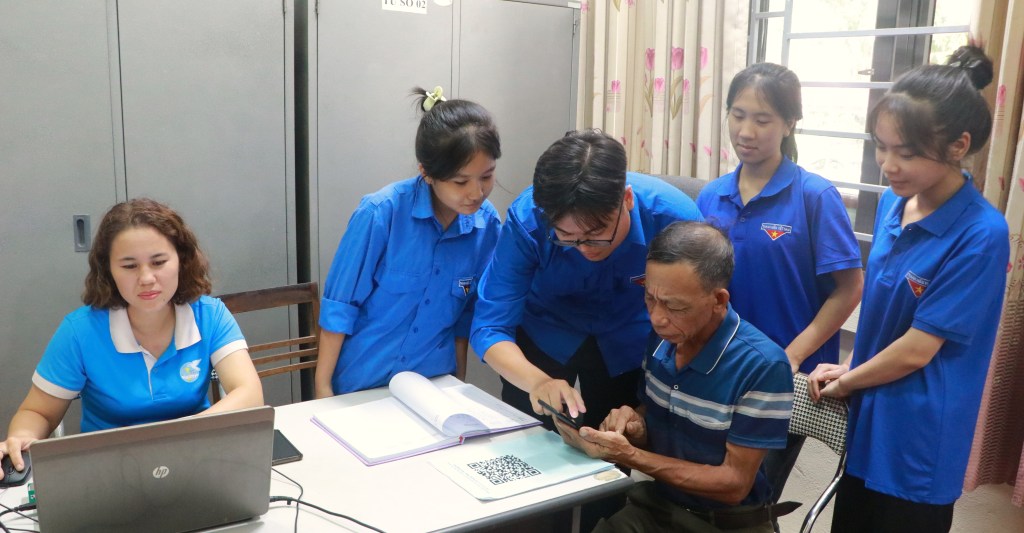 Hiệp Hòa hơn 1,1 nghìn phiếu khảo sát sự hài lòng của người dân về công chức ở bộ phận một&nbsp;cửa