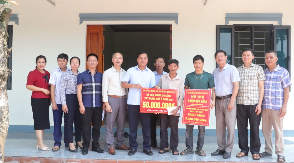 Phó chủ tịch UBND huyện Phạm Văn Nghị trao tiền hỗ trợ NCC xây dựng nhà&nbsp;ở
