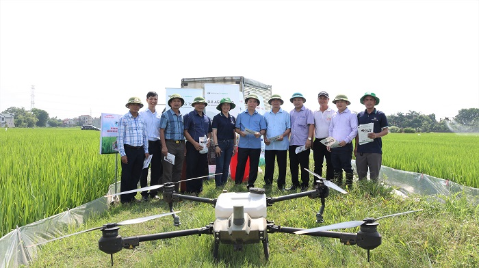 Bí thư huyện ủy kiểm tra mô hình phun thuốc bảo vệ thực vật bằng máy bay không người lái tại xã Xuân&nbsp;Cẩm