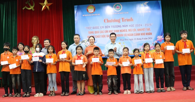 Trao tặng 500 suất quà khuyến học cho học sinh nghèo, mồ côi, khuyết tật, nhiễm chất độc hóa&nbsp;học