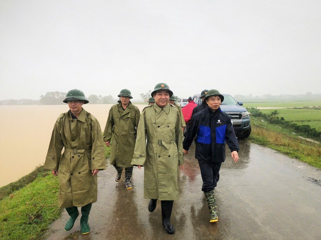 Bí thư tỉnh ủy Nguyễn Văn Gấu kiểm tra công tác phòng chống lụt bão tại Hiệp&nbsp;Hòa