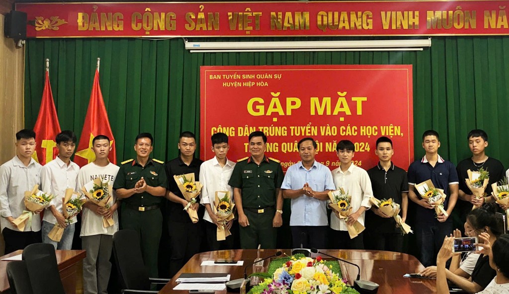 Hiệp Hòa: Gặp mặt công dân trúng tuyển các học viện, trường Quân đội năm&nbsp;2024