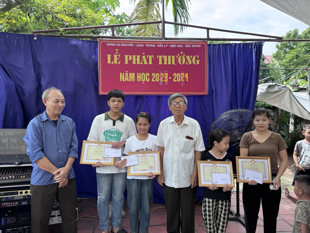Dòng họ Nguyễn TDP Trung Tâm-  TT Bắc Lý phát thưởng khuyến&nbsp;học