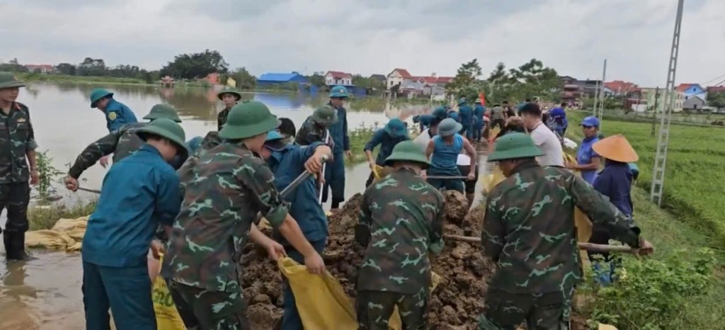 Hiệp Hoà: Lực lượng vũ trang xung kích giúp dân vùng&nbsp;ngập