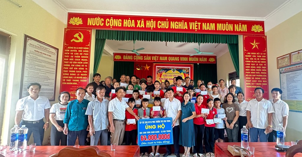 Nghĩa tình của thầy trò cùng phụ huynh học sinh Trường THCS Mai Trung gửi  tặng bà con vùng lũ Xuân Giang – Hành động nhỏ, ý nghĩa&nbsp;lớn.