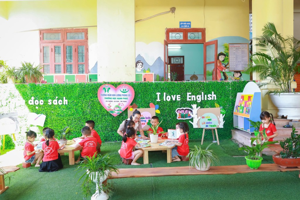 Trường Mầm non Lương Phong số 1 tham gia “Tuần lễ hưởng ứng học tập suốt đời năm 2024” bằng hoạt động cho trẻ tham gia đọc sách ở góc thư&nbsp;viện.