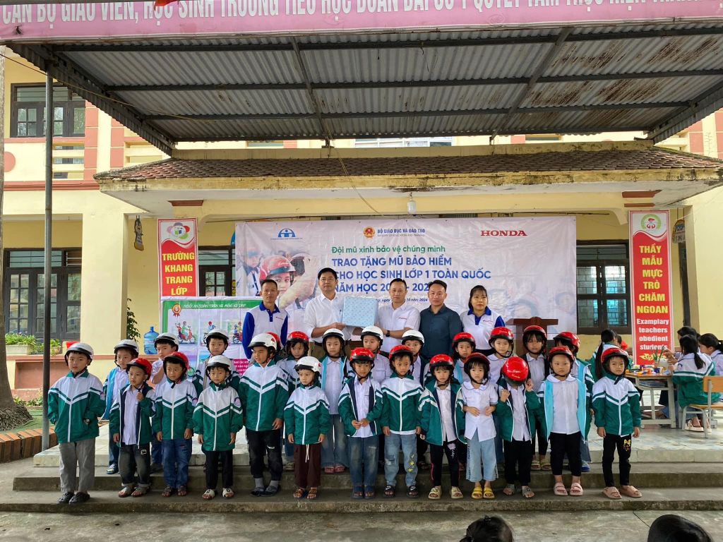 Honda Đông Ngàn tổ chức chương trình tặng mũ bảo hiểm cho học sinh lớp 1 tại trường TH Đoan Bái số&nbsp;1