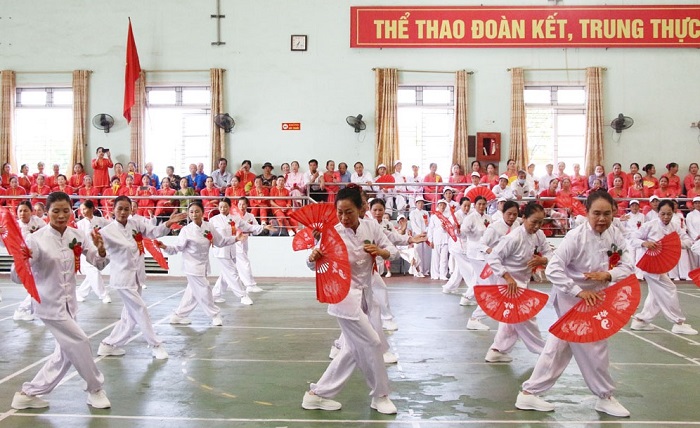 Lãnh đạo huyện Hiệp Hòa tặng hoa chúc mừng Hội người cao tuổi huyện nhân ngày Quốc tế Người cao tuổi&nbsp;1/10