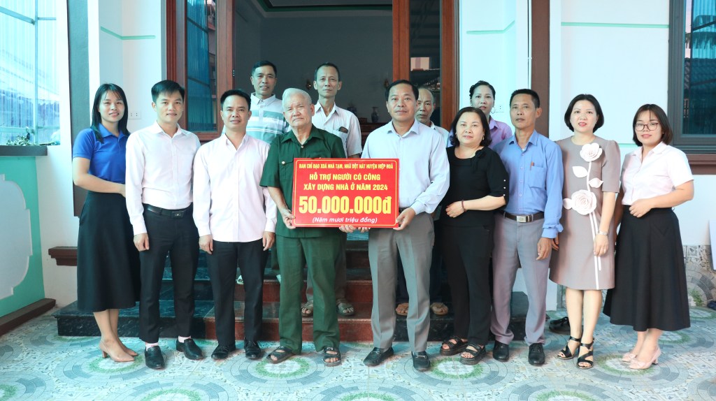 Hiệp Hoà: Lãnh đạo UBND huyện trao tiền hỗ trợ cho người có công xây dựng, sửa chữa nhà&nbsp;ở