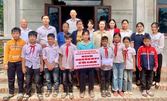 Trường Tiểu học Châu Minh hỗ trợ hơn 45 triệu đồng cho phụ huynh bị tai nạn giao&nbsp;thông