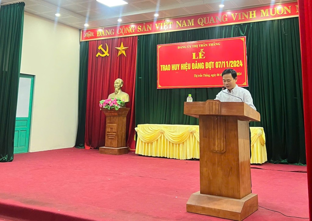 Đảng ủy thị trấn Thắng tổ chức Lễ trao huy hiệu đảng cho đảng viên dịp&nbsp;07/11/2024