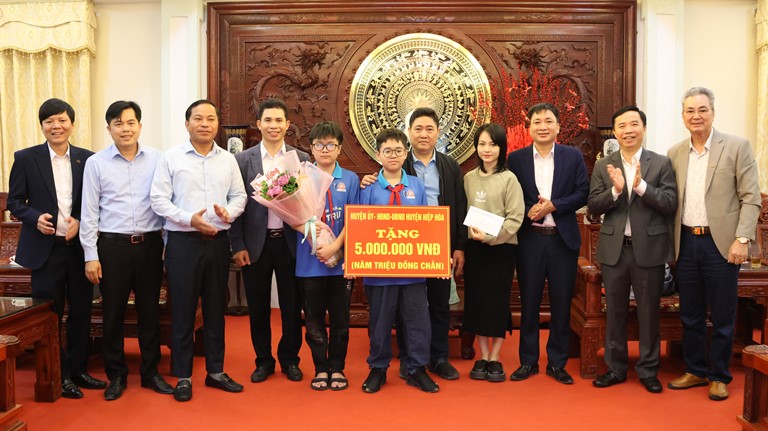 Khen thường đột xuất học sinh đoạt giải vô địch Cuộc thi sáng tạo Robotics năm&nbsp;2024