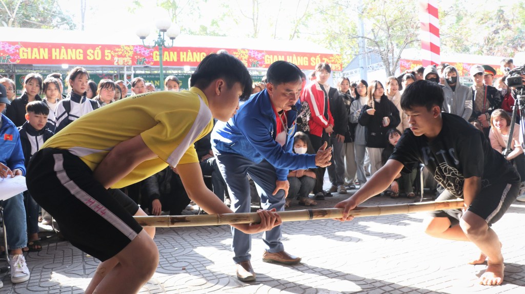 Hơn 200 vận động viên tham gia giải kéo co đẩy gậy huyện Hiệp Hòa năm&nbsp;2025