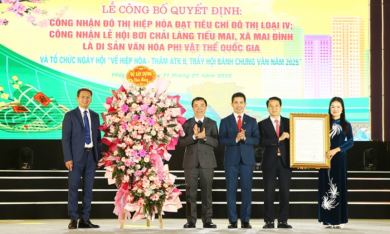 Công bố các quyết định công nhận Hiệp Hòa đạt đô thị loại IV, Lễ hội bơi chải làng Tiếu Mai là di sản văn hóa phi vật thể quốc&nbsp;gia