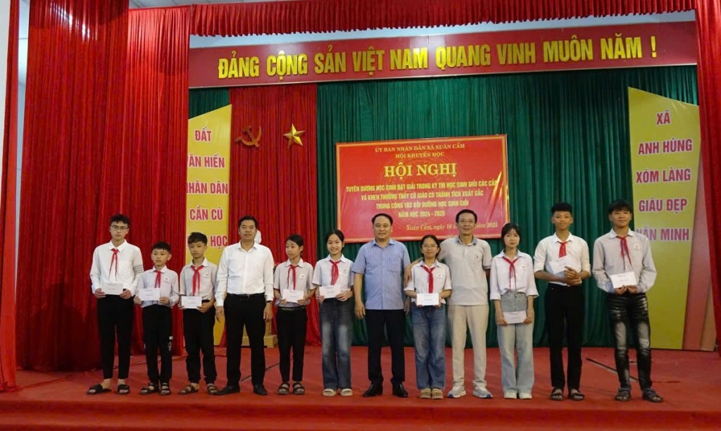 Xuân Cẩm trang trọng tổ chức “Hội nghị tuyên dương học sinh đạt giải, trong kỳ thi học sinh giỏi các cấp và khen thưởng các thầy cô giáo có thành tích xuất sắc trong công tác bồi dưỡng học sinh giỏi năm học 2024-&nbsp;2025.”